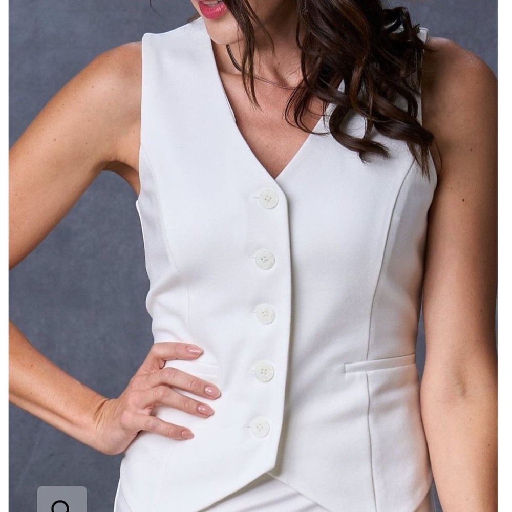 NWOT SOPHIE GRACE - The Zora Vest in Ivory. Capsule Closet Collection